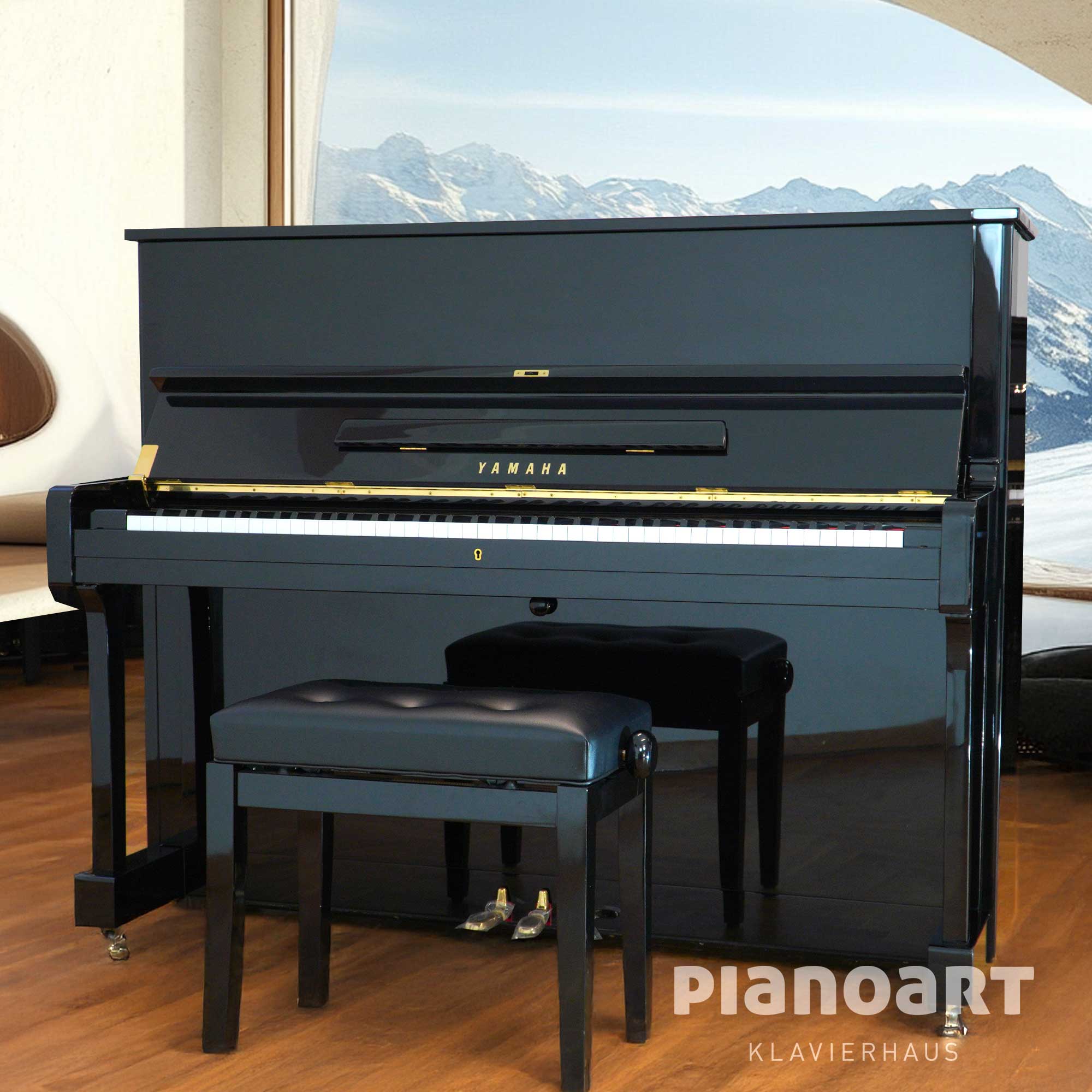 Yamaha U1 Klavier Gebraucht in Schwarz