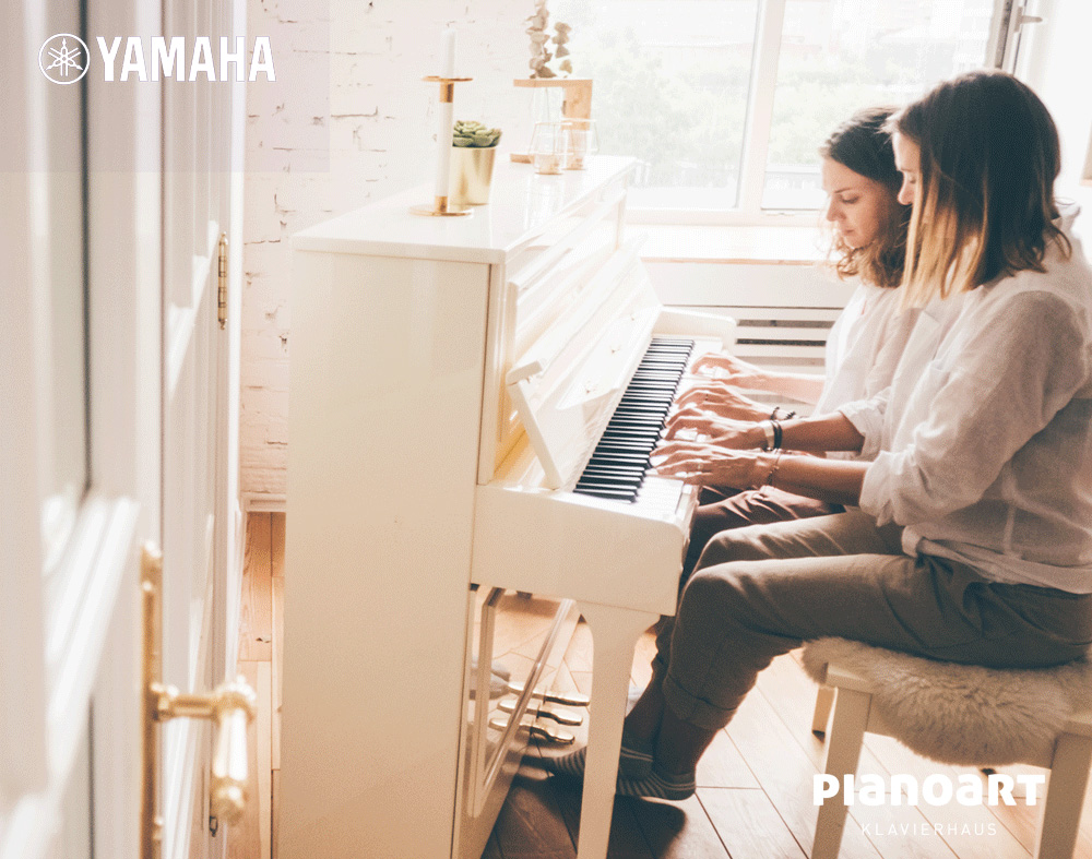 Yamaha-Klavier-Frauen-spielen