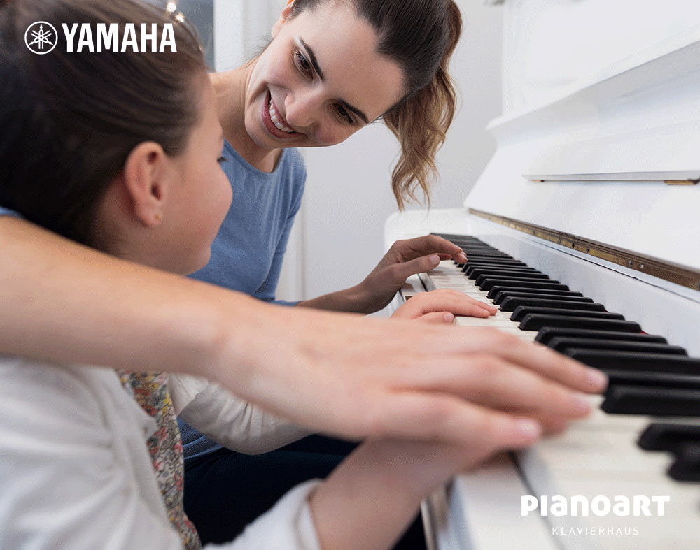 Yamaha-Klavier-Kind-Frau-spielt