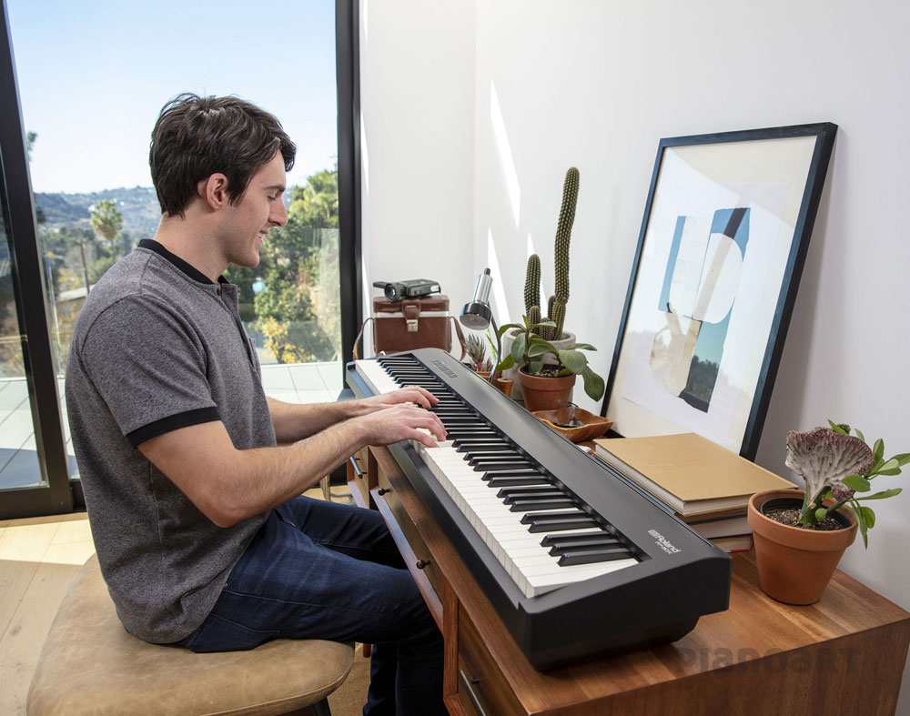 Roland-FP-30X-BK-Digital-Piano-Mann-spielt