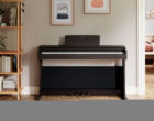 Ein Roland FP-30X Digitalpiano an der Wand im Wohnzimmer