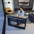 Roland FP-90X BK-Digital Piano Mann spielt
