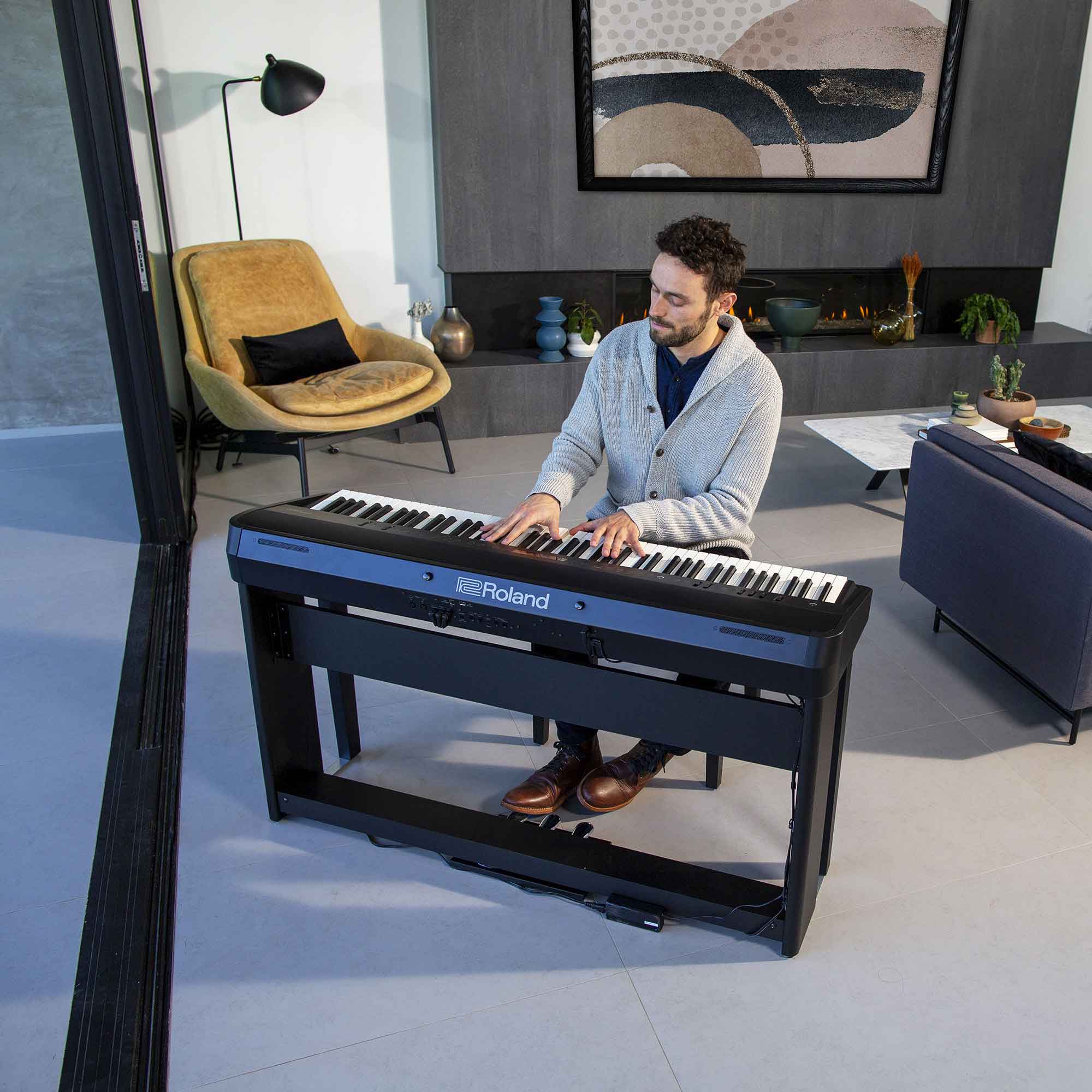 Roland FP Digital-Piano Mann spielt