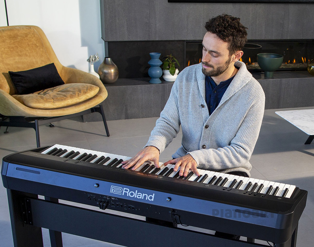 Roland FP-90X Mann spielt auf E-Piano