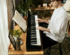 Casio Privia PX S5000BK E-Piano Mann spielt