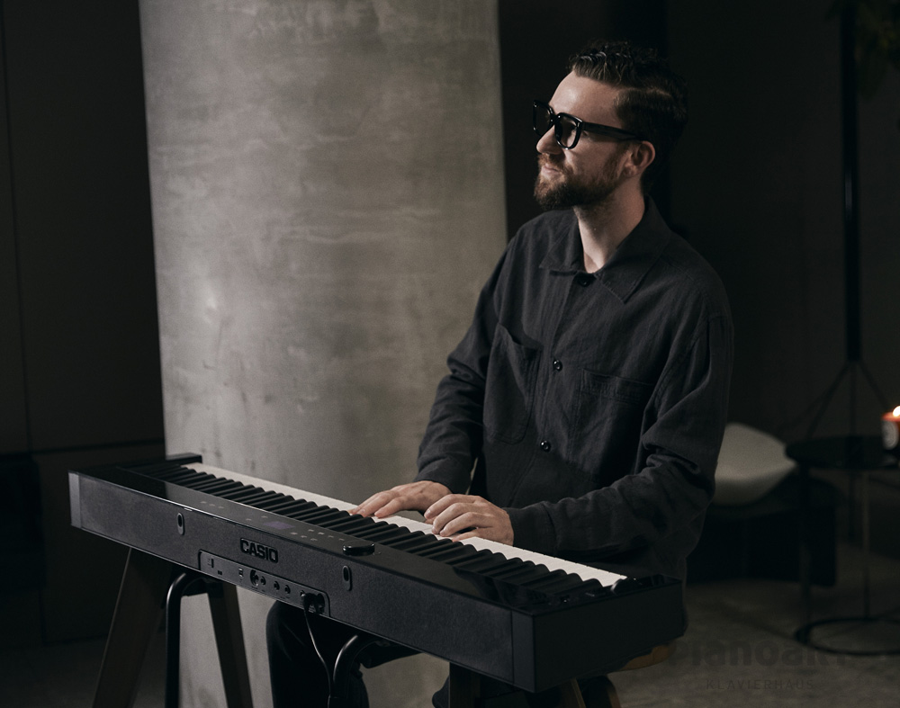 Casio Privia PX-S7000 BK E-Piano Mann spielt