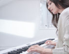 Casio Privia PX-S7000 WE E-Piano Frau spielt