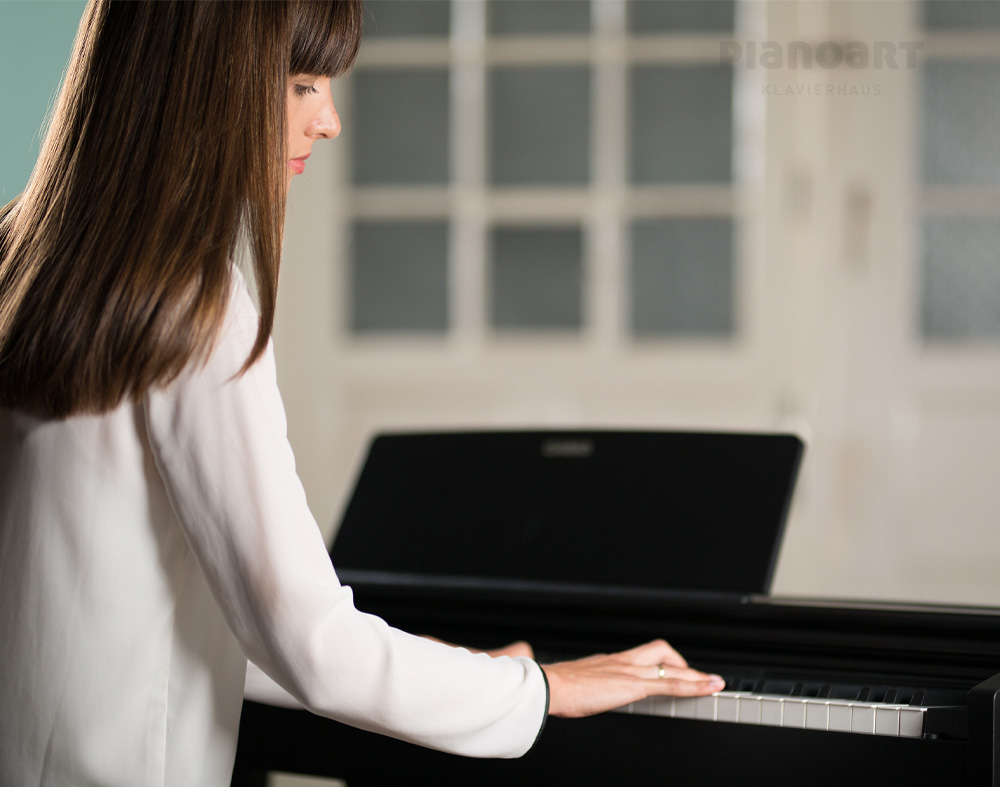 Frau spielt auf Casio Privia PX-870