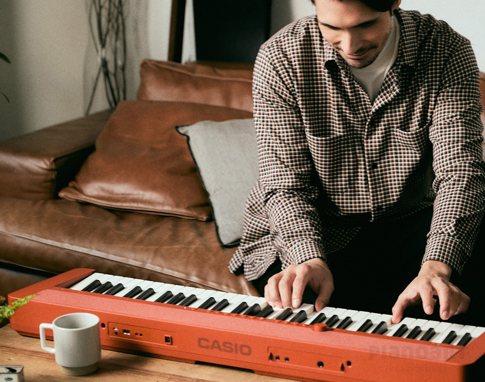 Casiotone CT-S1 RD Keyboard Mann spielt