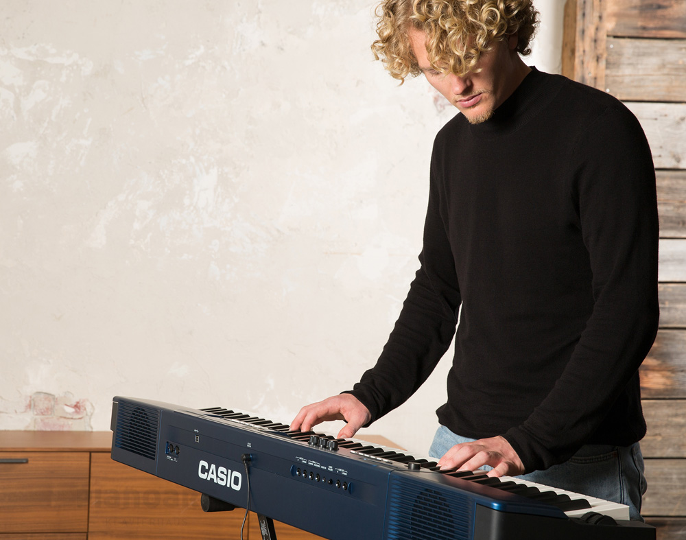 Digital-Piano-Casio-Privia-PX-560-MBE-Mann-spielt