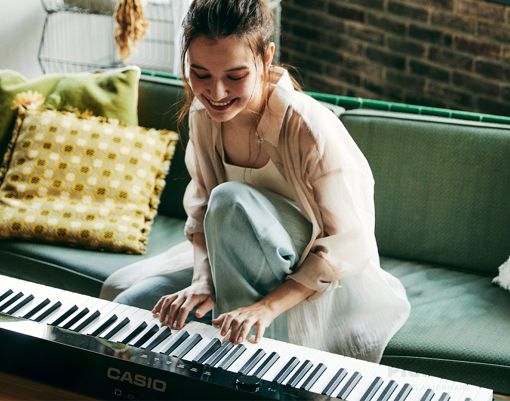 Digital Piano Casio PX-S1100 BK Frau spielt