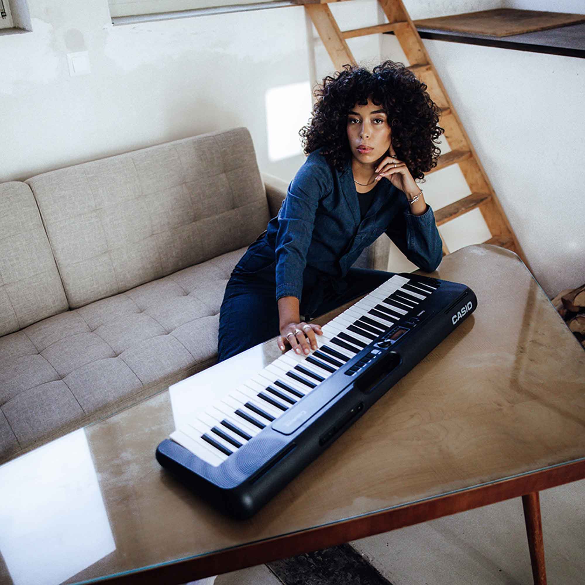 Frau spielt Keyboard Casio Casiotone CT-S300