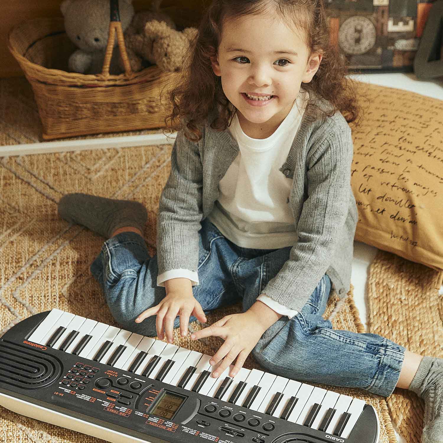 Kind spielt Mini Keyboard Casio Casiotone