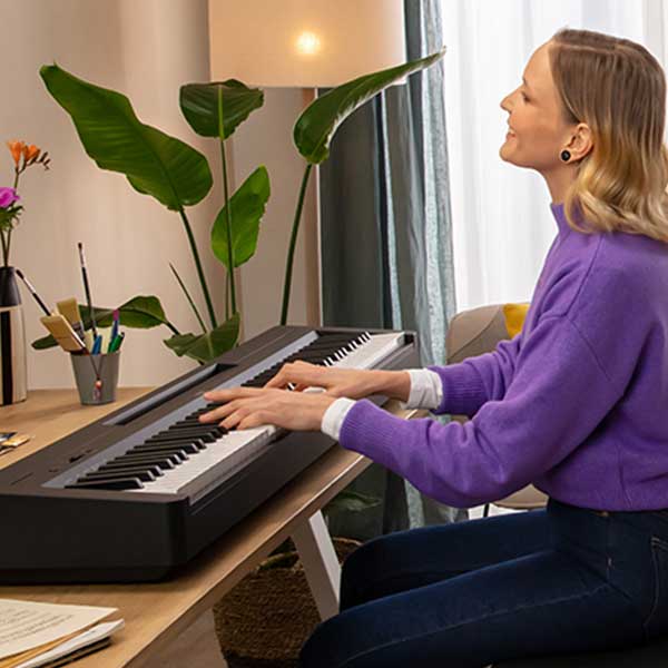 Anfängerin spielt auf Yamaha P-145 E-Piano