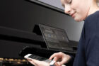 Musikschüler mit Handy und Tablet für Vario App von C.Bechstein