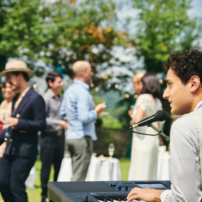 Musiker spielt auf einem Yamaha PSR SX-700 Keyboard
