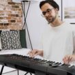 Junger Mann spielt auf Yamaha Keyboard PSR E-283