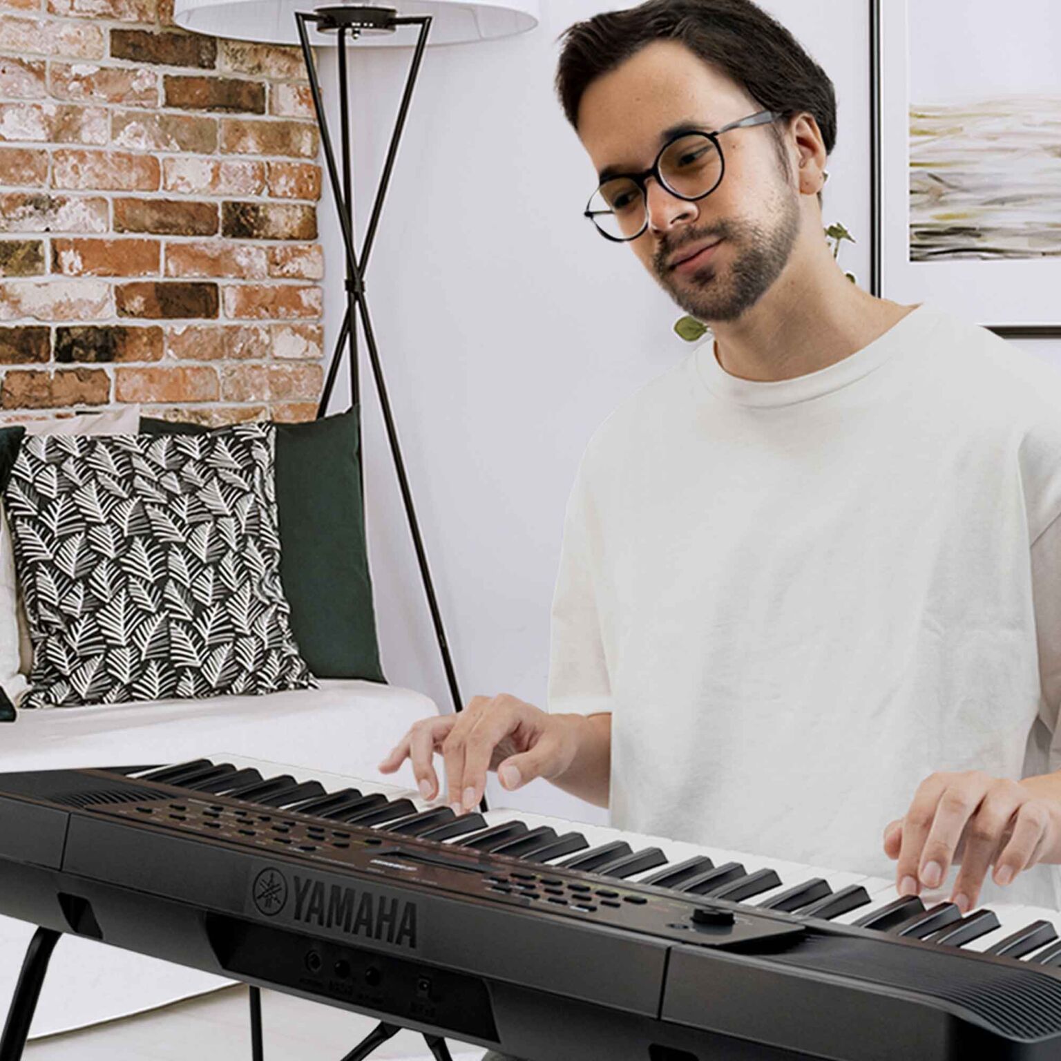 keyboard-yamaha-psr-e283-mann-spielt