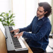 Mann spielt auf einem Yamaha E-Digital Piano P-225