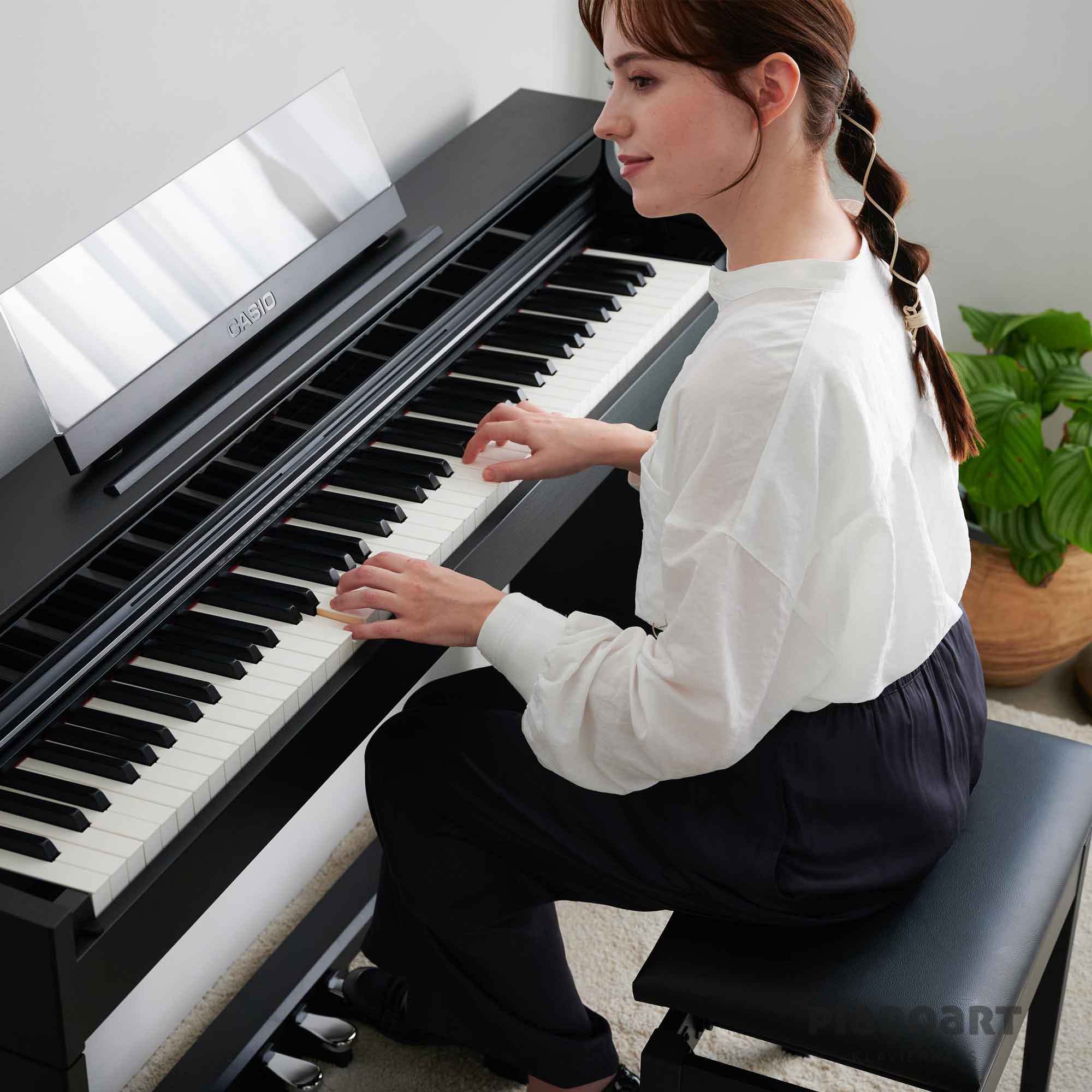 Digitalpiano Casio Celviano AP S-450 BK Frau spielt