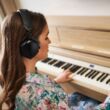 Digitalpiano Roland LX-5 LA Frau spielt mit Kopfhörer