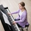 Frau spielt auf Yamaha CLP-875 PE Digitalpiano