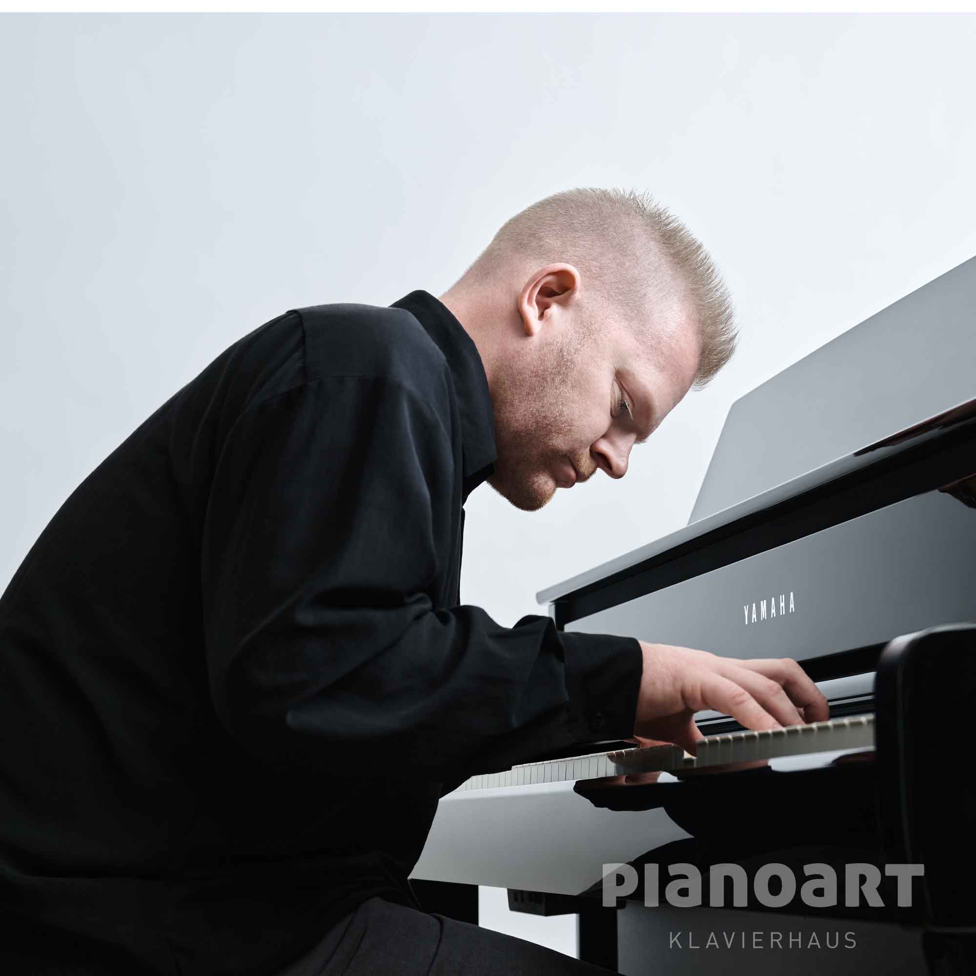 Mann spielt auf Yamaha ClP-875 PE