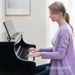 E-Piano Yamaha CLP-875 PE spielt Frau