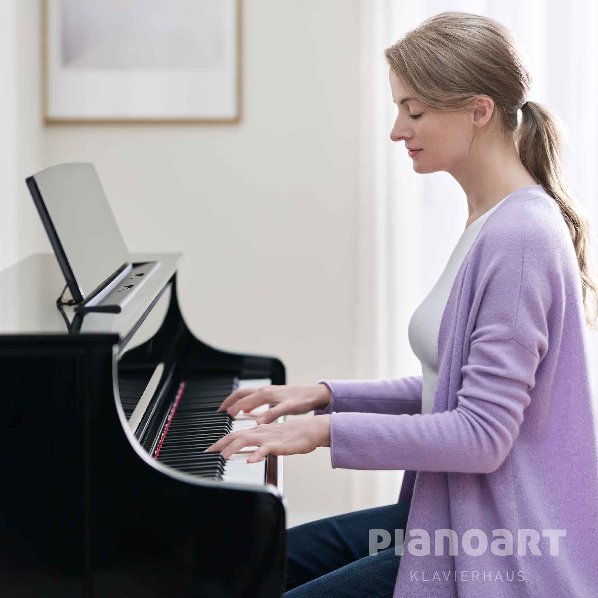 E-Piano Yamaha CLP-875 PE spielt Frau