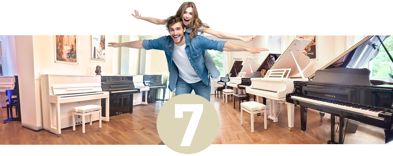 Das Klavierhaus Pianoart ist gewachsen - Mann und Frau freuen sich über diese News