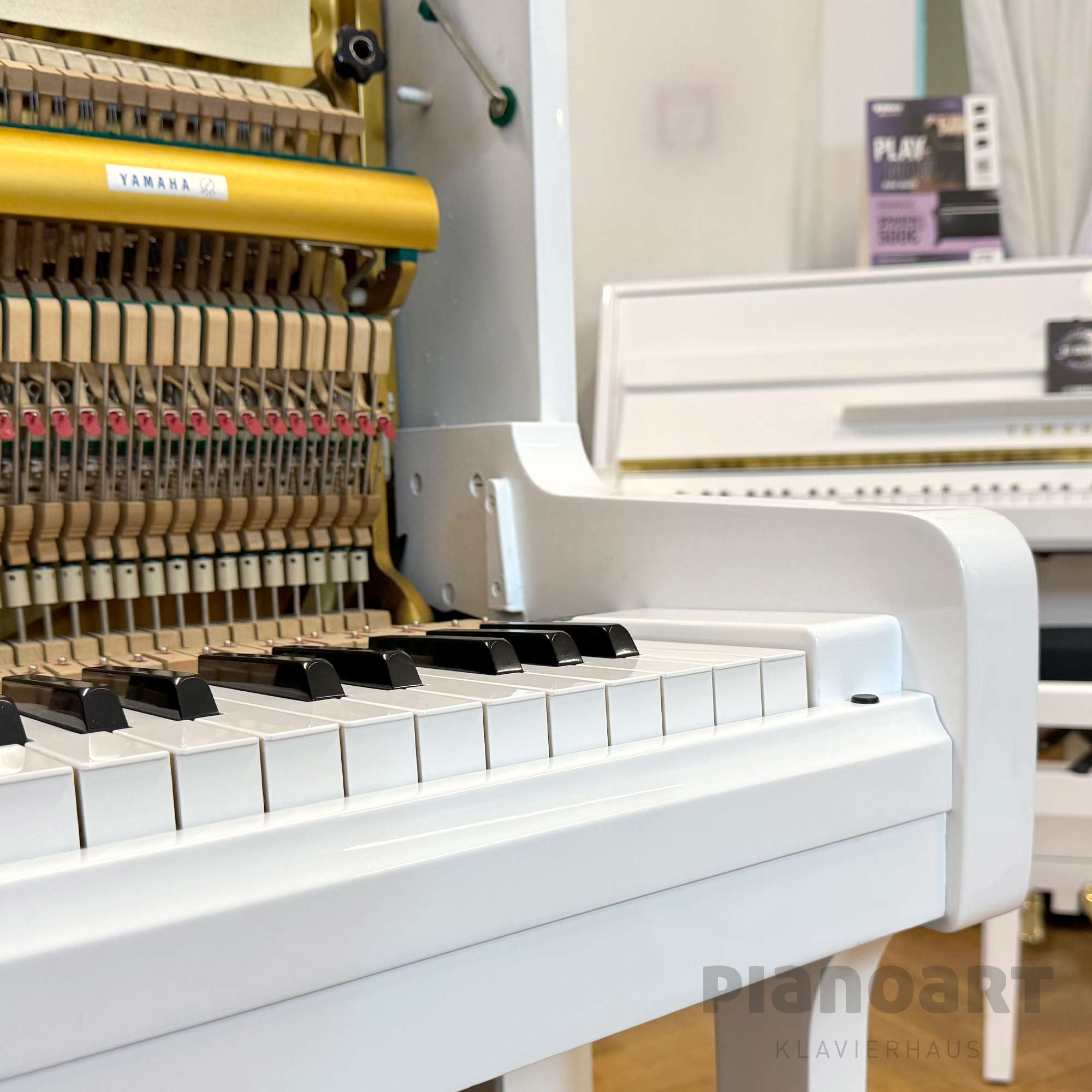 Gebrauchtes Klavier Yamaha U1 in Weiß