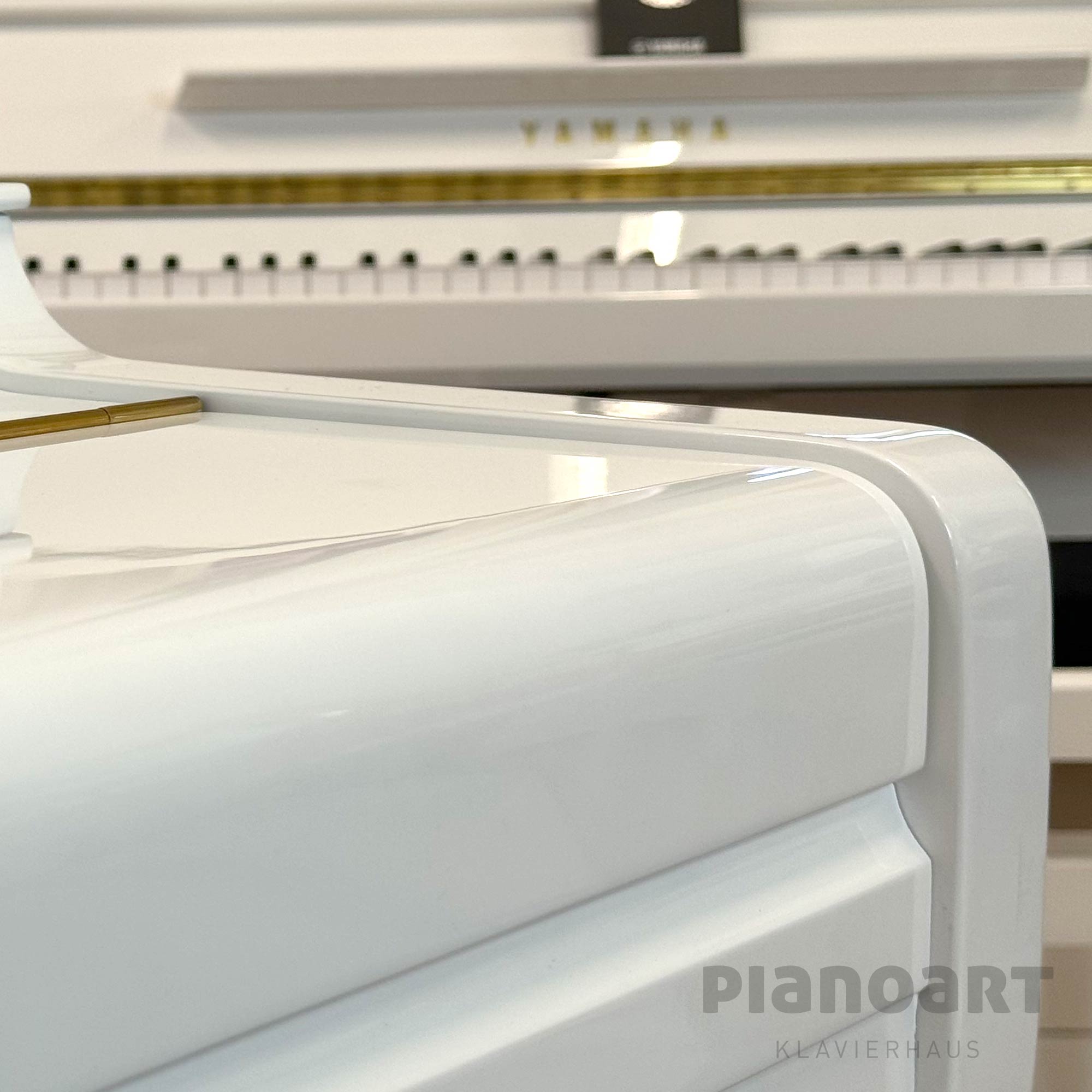 Schöne Lackierung in Weiß des gebrauchten Klaviers Yamaha U1