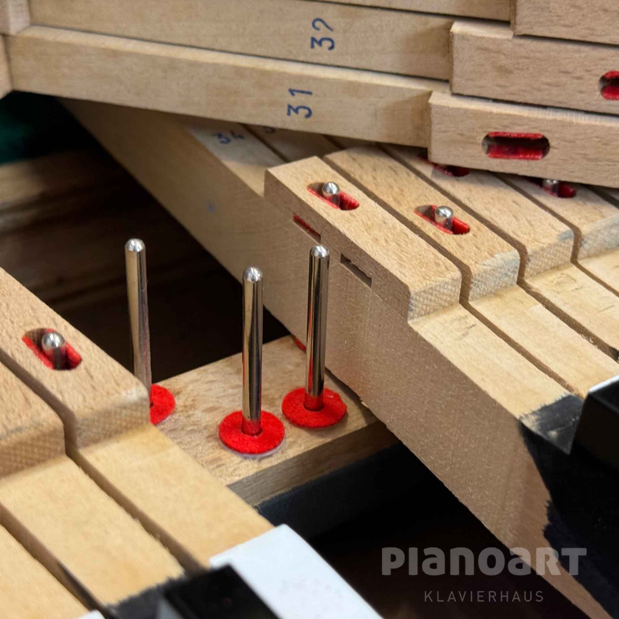 Klavier Gebraucht Yamaha U1 PWH Ansicht Garnierung