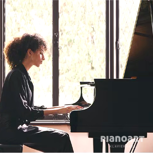 Fluegel Yamaha Pianistin