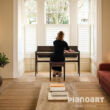 Frau spielt auf neuem Roland Kiyola KF-20 Digital Piano