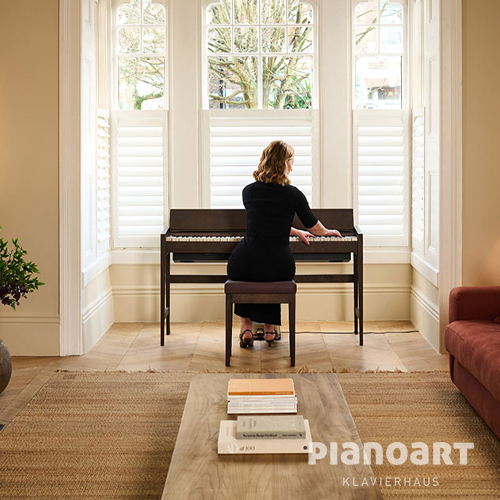 Frau spielt auf neuem Roland Kiyola KF-20 Digital Piano